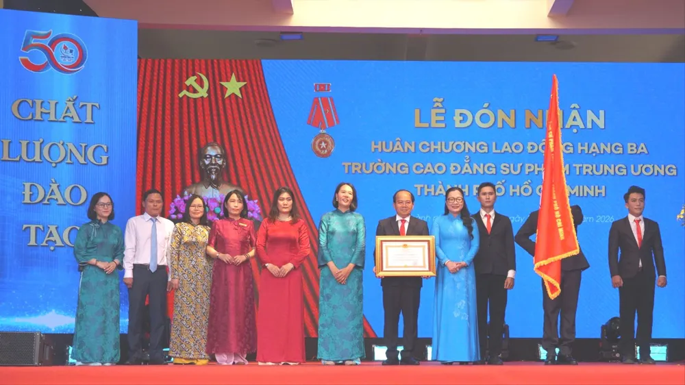 Thứ trưởng Bộ GD - ĐT Nguyễn Thị Quyên Thanh trao tặng Huân chương Lao động Hạng Ba của Chủ tịch Nước Cộng hòa Xã hội Chủ nghĩa Việt Nam cho Trường Cao đẳng Sư phạm Trung ương TP Hồ Chí Minh