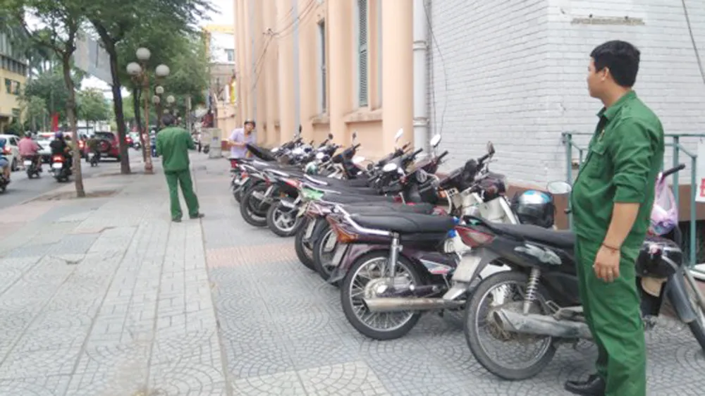 Điểm giữ xe đường sách (phía đường Hai Bà Trưng) đi vào hoạt động.