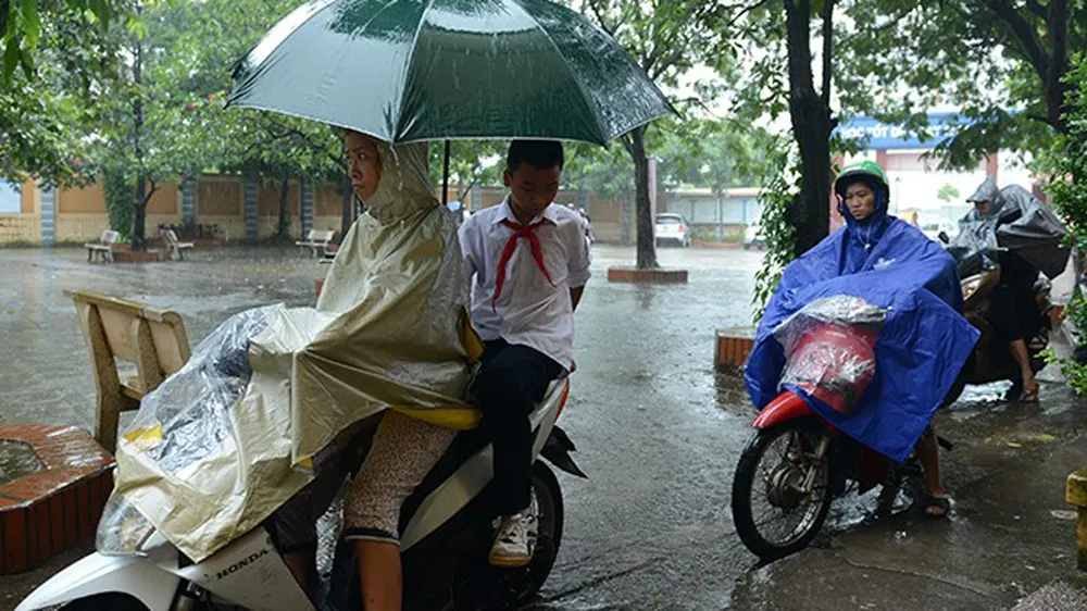 Từ 12 giờ trưa nay 24-11, học sinh TPHCM nghỉ học để tránh bão số 9