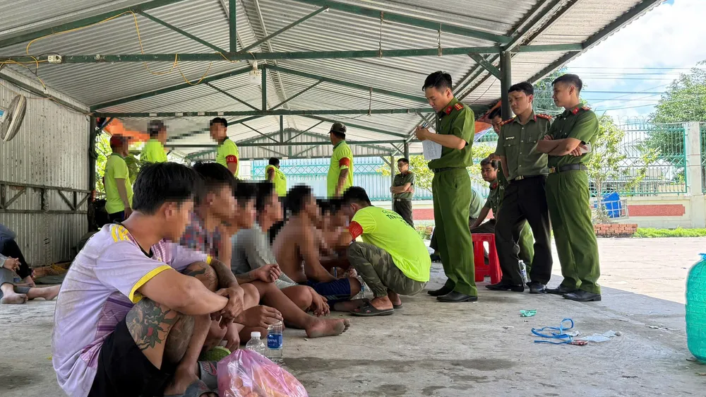 Lực lượng công an làm việc với các học viên đã được truy tìm. Ảnh: TIẾN DŨNG