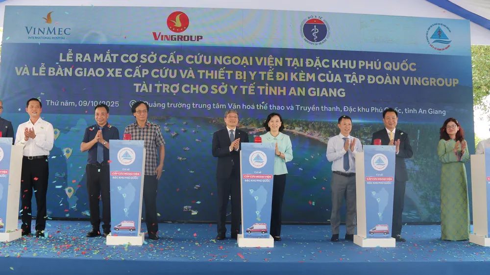 Các đại biểu tham dự lễ ra mắt Cơ sở cấp cứu ngoại viện chuẩn quốc tế Phú Quốc. Ảnh: NAM KHÔI