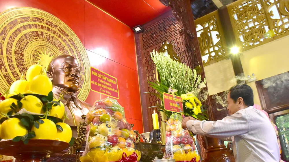 Chủ tịch Quốc hội Trần Thanh Mẫn dâng hương tưởng nhớ Chủ tịch Tôn Đức Thắng. Ảnh: NAM KHÔI