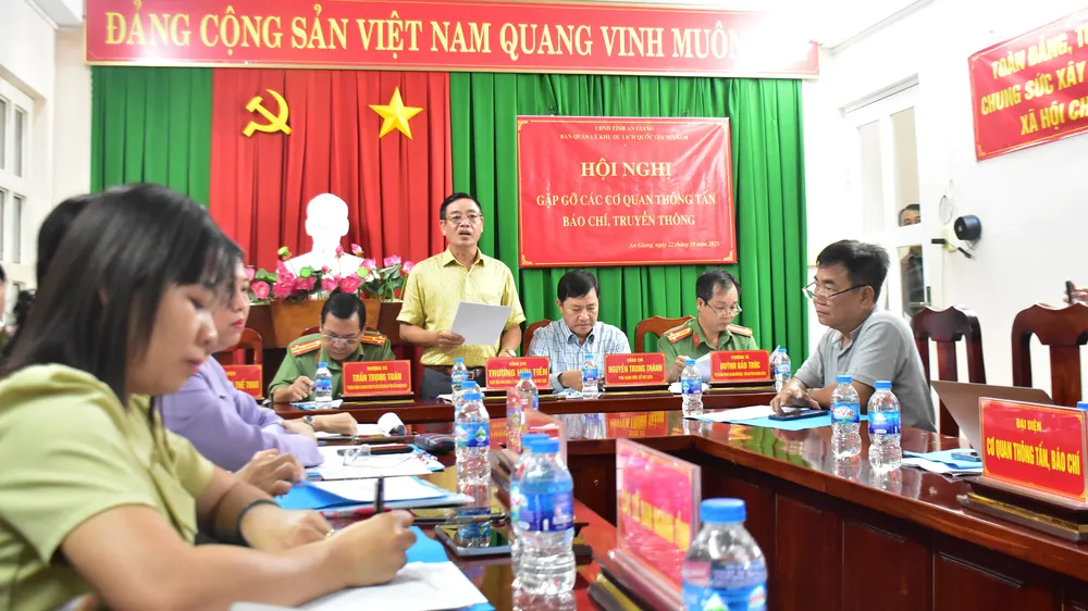 Ông Trương Hữu Tiền, Giám đốc Ban Quản lý khu du lịch quốc gia Núi Sam thông tin với các cơ quan thông tấn, báo chí tại cuộc họp. Ảnh: NAM KHÔI