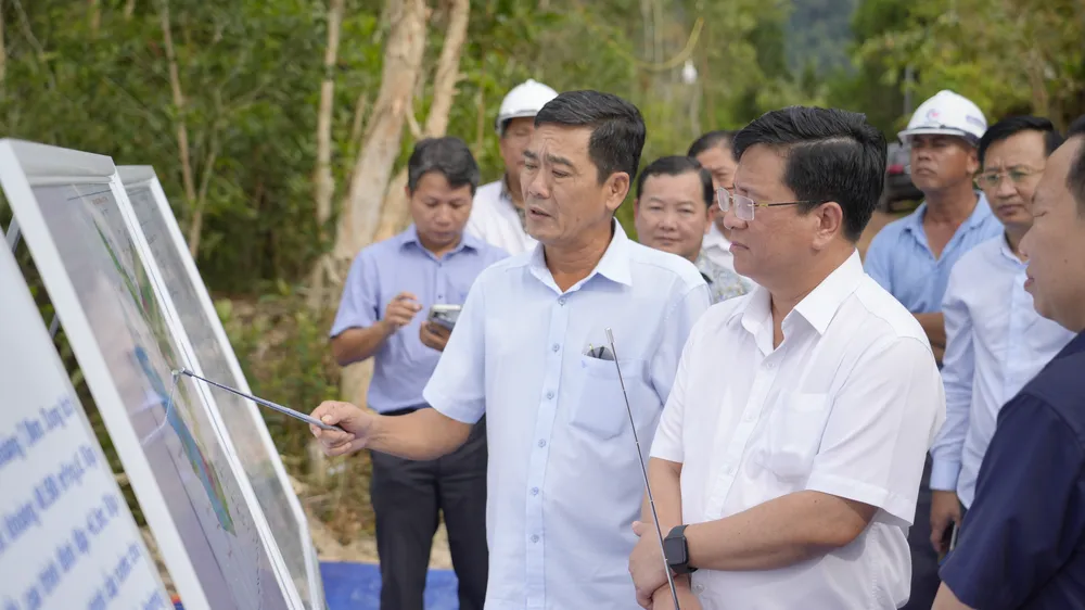 Chủ tịch UBND tỉnh An Giang Hồ Văn Mừng kiểm tra tiến độ thi công dự án hồ nước Cửa Cạn. Ảnh: NAM KHÔI