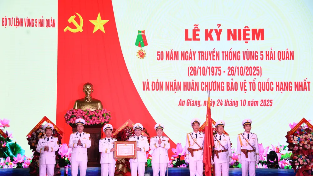Thừa ủy quyền của Chủ tịch nước, Chuẩn Đô đốc Lê Bá Quân trao Huân chương Bảo vệ Tổ quốc hạng Nhất tặng Vùng 5 Hải quân. Ảnh: NAM KHÔI