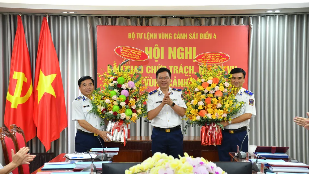 Tư lệnh Cảnh sát biển Việt Nam chúc mừng Thiếu tướng Trần Văn Lượng và Đại tá Đào Bá Việt.