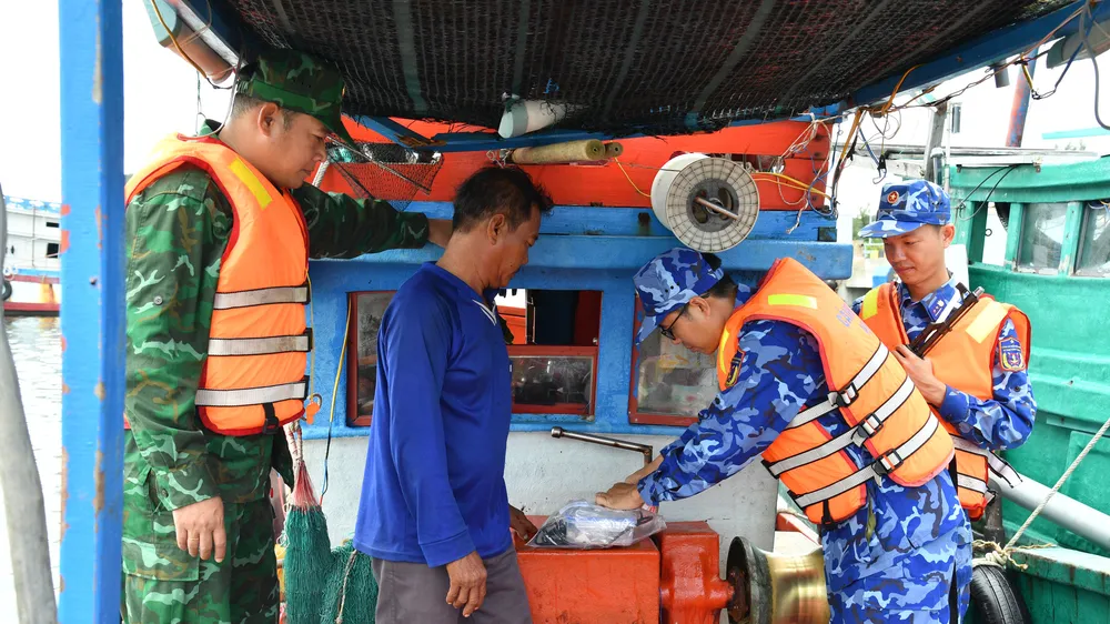 Lực lượng chức năng niêm phong tang vật vi phạm trên tàu không có số hiệu