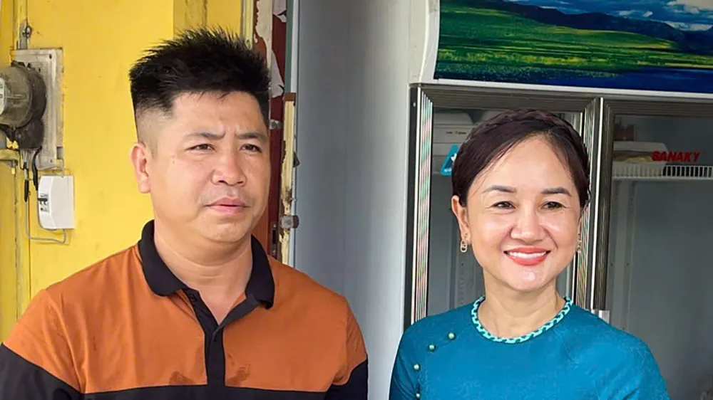 Phó Chủ tịch UBND đặc khu Phú Quốc (An Giang) Nguyễn Thị Kim Loan trao giấy khen đến anh Trần Hoàng Phương.