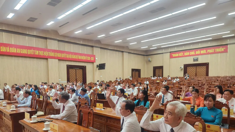 Đại biểu HĐND tỉnh An Giang biểu quyết thông qua Nghị quyết quyết định chủ trương đầu tư dự án Trung tâm tổ chức Hội nghị APEC