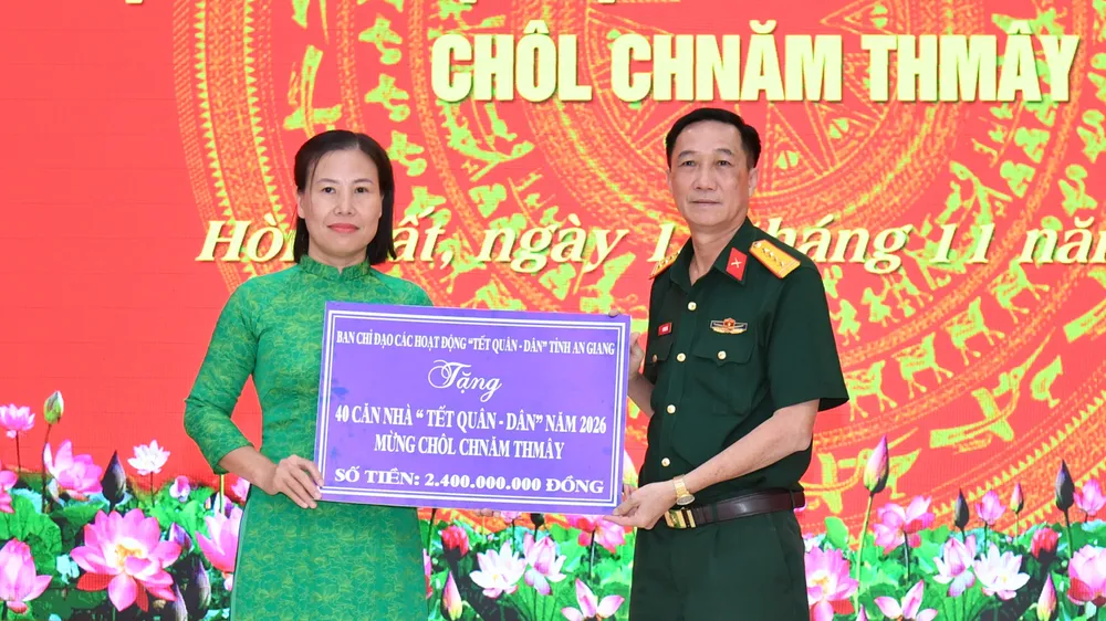 Đại tá Cao Minh Tâm, Phó Chính ủy Bộ CHQS tỉnh, Phó Trưởng Ban Thường trực Ban tổ chức các hoạt động "Tết Quân - Dân" tỉnh An Giang trao bảng tượng trưng hỗ trợ kinh phí xây dựng nhà đến đại diện UBND xã Hòn Đất