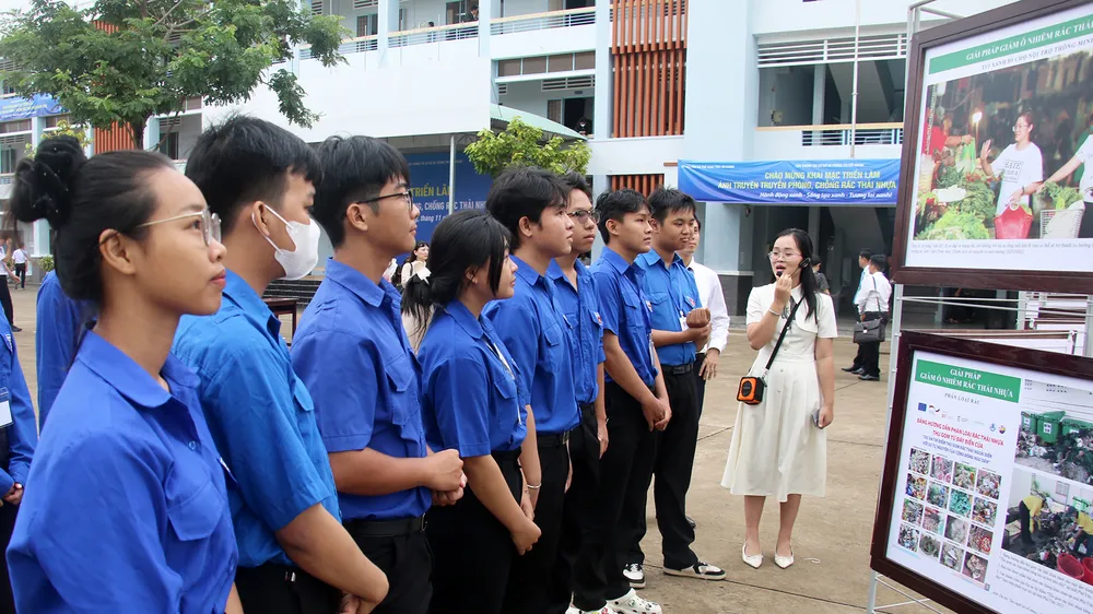 Đoàn viên, thanh niên xem các tác phẩm trưng bày tại triển lãm