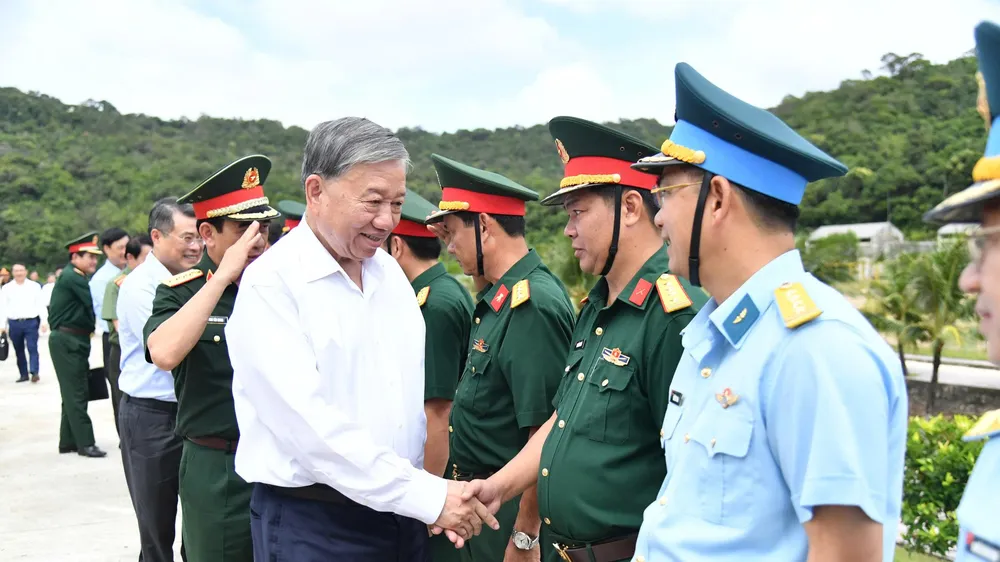 Tổng Bí thư Tô Lâm với cán bộ, chiến sĩ làm nhiệm vụ tại đặc khu Thổ Châu, tỉnh An Giang