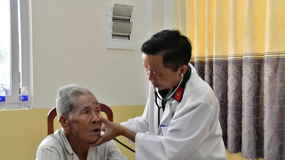 Bác sĩ Bệnh viện Quân y 121 khám bệnh cho người dân