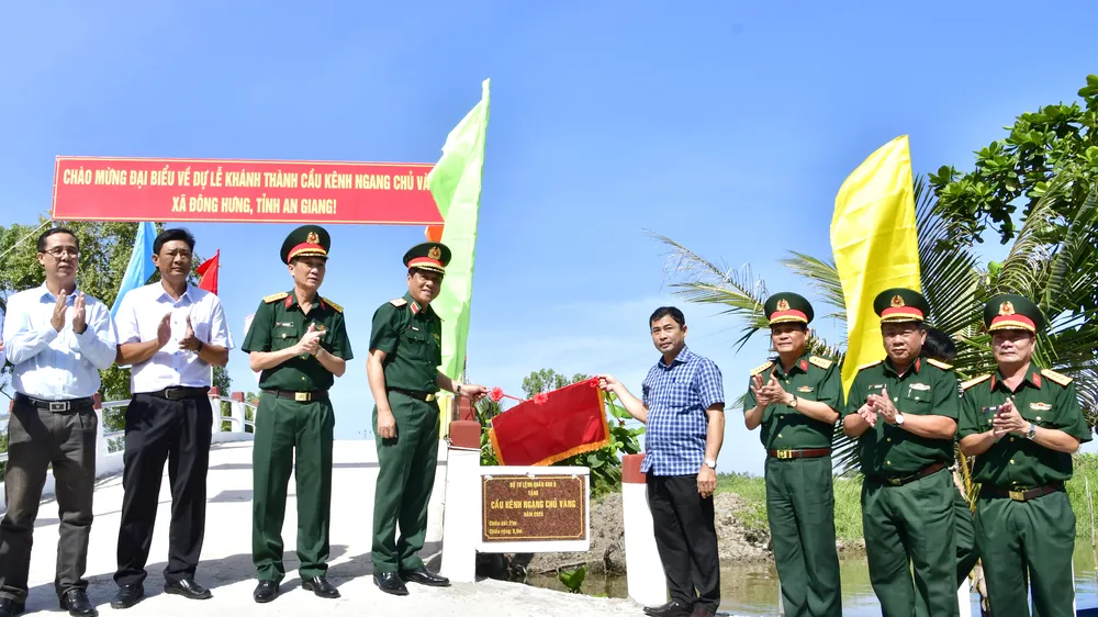 Lãnh đạo Quân khu 9 và đại diện chính quyền địa phương khánh thành cầu Kênh ngang Chủ Vàng (xã Đông Hưng)