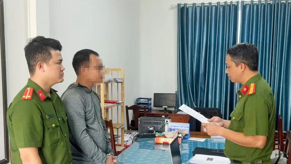 Cơ quan công an thi hành lệnh bắt tạm giam đối với Bùi Quang Huy