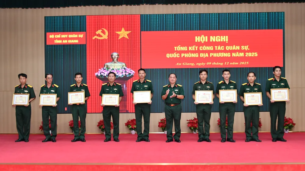 Đại tá Nguyễn Văn Ngành, Ủy viên Ban Thường vụ Tỉnh ủy, Chỉ huy trưởng Bộ CHQS tỉnh An Giang trao Danh hiệu thi đua cho các tập thể, cá nhân có thành tích xuất sắc trong phong trào thi đua Quyết thắng năm 2025