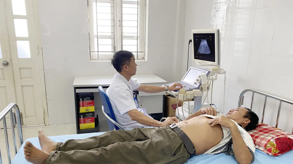 Cán bộ quân y siêu âm, kiểm tra sức khỏe cho người dân
