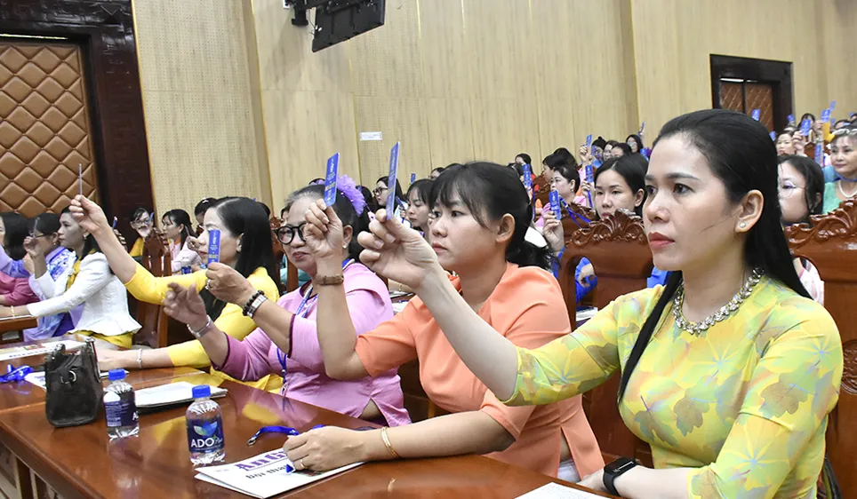 Các đại biểu biểu quyết thông qua Nghị quyết của Đại hội
