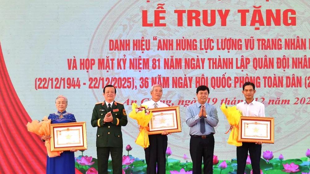 Đồng chí Nguyễn Tiến Hải, Bí thư Tỉnh ủy, Bí thư Đảng ủy Quân sự tỉnh An Giang và Trung tướng Hồ Văn Thái, Chính ủy Quân khu 9 trao quyết định Truy tặng danh hiệu Anh hùng lực lượng vũ trang nhân dân cho gia đình Thượng tá Nguyễn Thành Kính, Thiếu tá Võ Đông Trạch và gia đình liệt sĩ Trần Văn Tủy