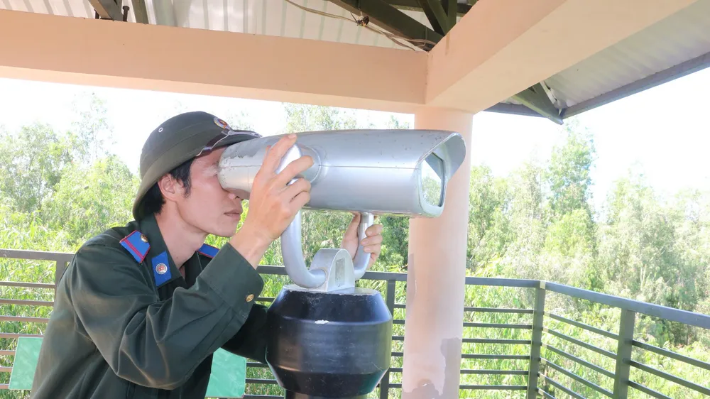 Thầm lặng giữ “lá phổi xanh” Trà Sư