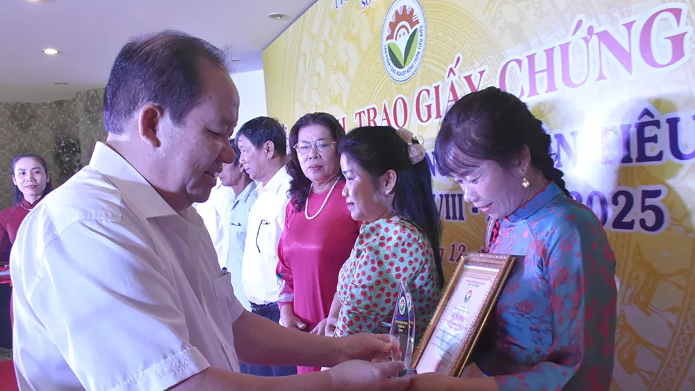 Ông Nguyễn Thanh Phong, Phó Chủ tịch Thường trực UBND tỉnh An Giang trao giấy chứng nhận sản phẩm công nghiệp nông thôn tiêu biểu cấp tỉnh đến các chủ cơ sở