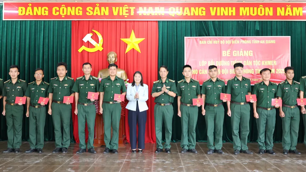 Lãnh đạo Ban Chỉ huy Bộ đội Biên phòng tỉnh An Giang và Trung tâm Ngoại ngữ - Tin học Victory trao chứng chỉ tiếng Khmer cho các học viên