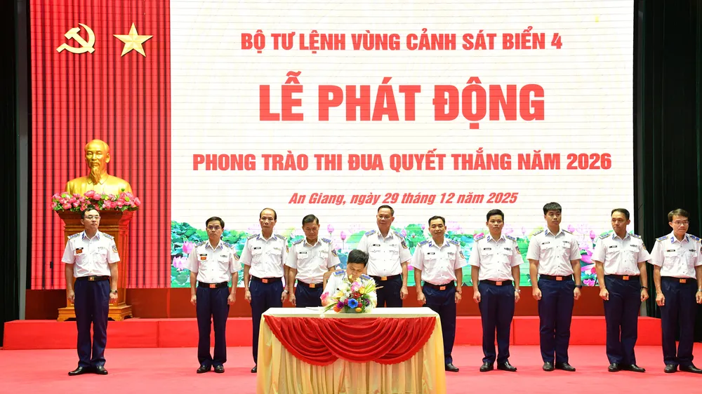 Đại diện các cơ quan, đơn vị ký kết giao ước thi đua