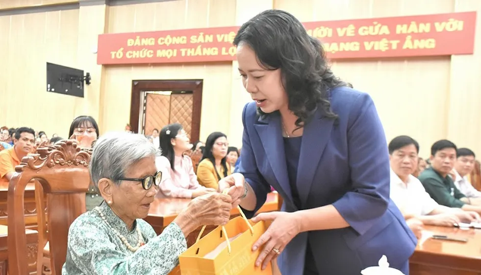 Phó Chủ tịch nước Võ Thị Ánh Xuân tặng quà Mẹ Việt Nam Anh hùng Trần Thị Thi