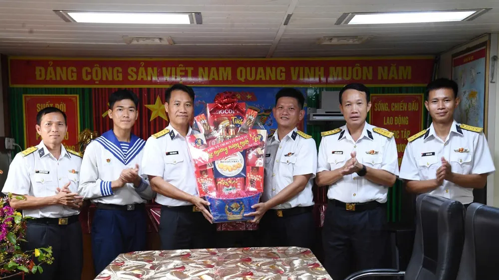 Chỉ huy Lữ đoàn 127 tặng quà cán bộ, chiến sĩ tàu 924
