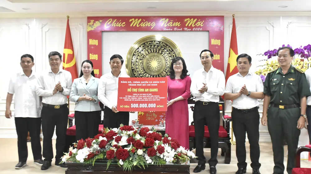 Đồng chí Võ Văn Minh trao bảng tượng trưng kinh phí hỗ trợ 500 triệu đồng đến tỉnh An Giang