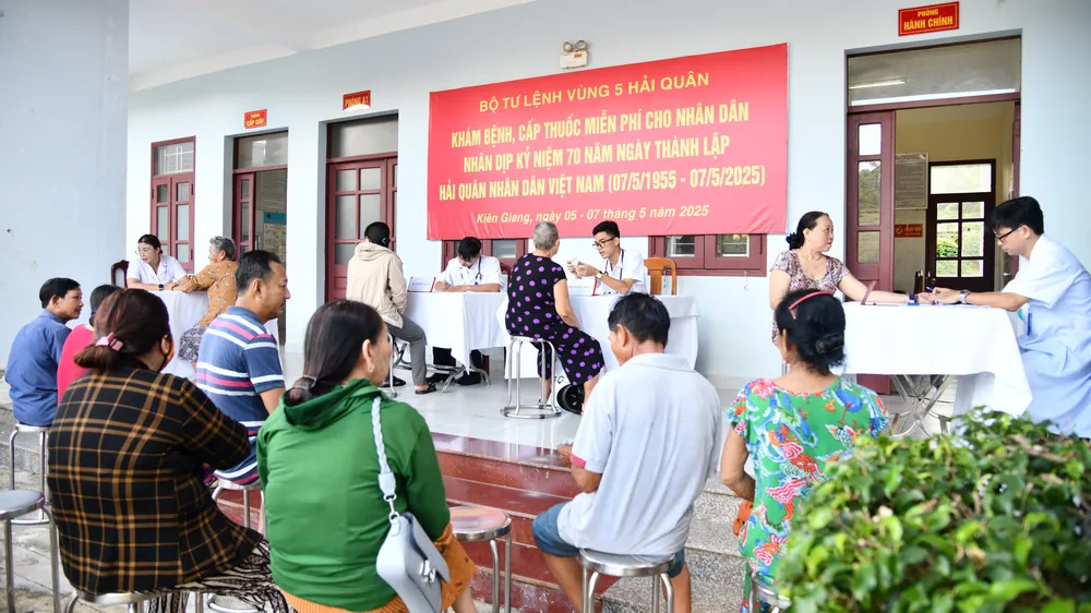 Y, bác sĩ Bộ Tư lệnh Vùng 5 Hải quân khám, cấp thuốc miễn phí cho nhân dân