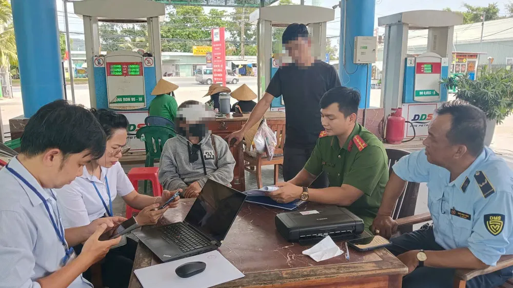 Lực lượng chức năng làm việc với chủ doanh nghiệp xăng dầu T.H. Ảnh: CTV
