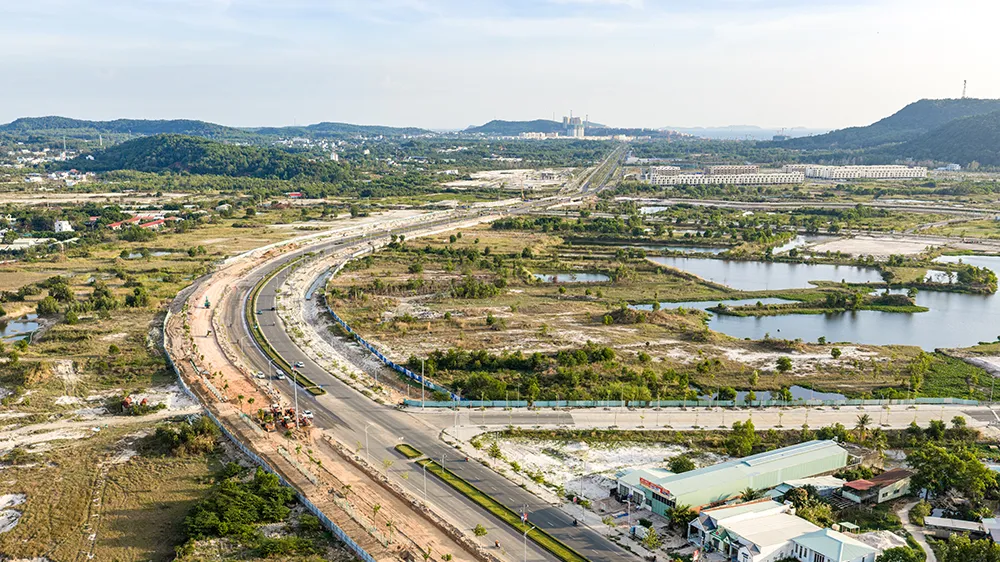 Tuyến đường ĐT 975 đóng vai trò là cửa ngõ giao thông chính của đặc khu Phú Quốc