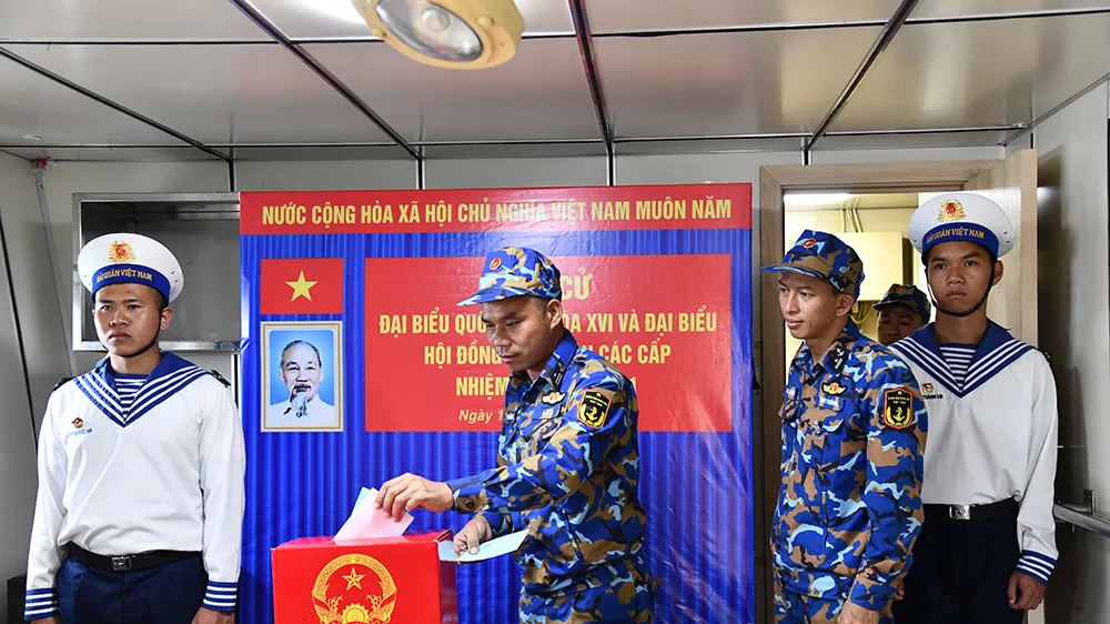 Cán bộ, chiến sĩ Lữ đoàn 127, Vùng 5 Hải quân đi bầu cử sớm