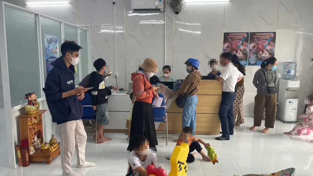 Nhiều phụ huynh ở đặc khu Phú Quốc đưa con đi tiêm vaccine vào sáng 18-3