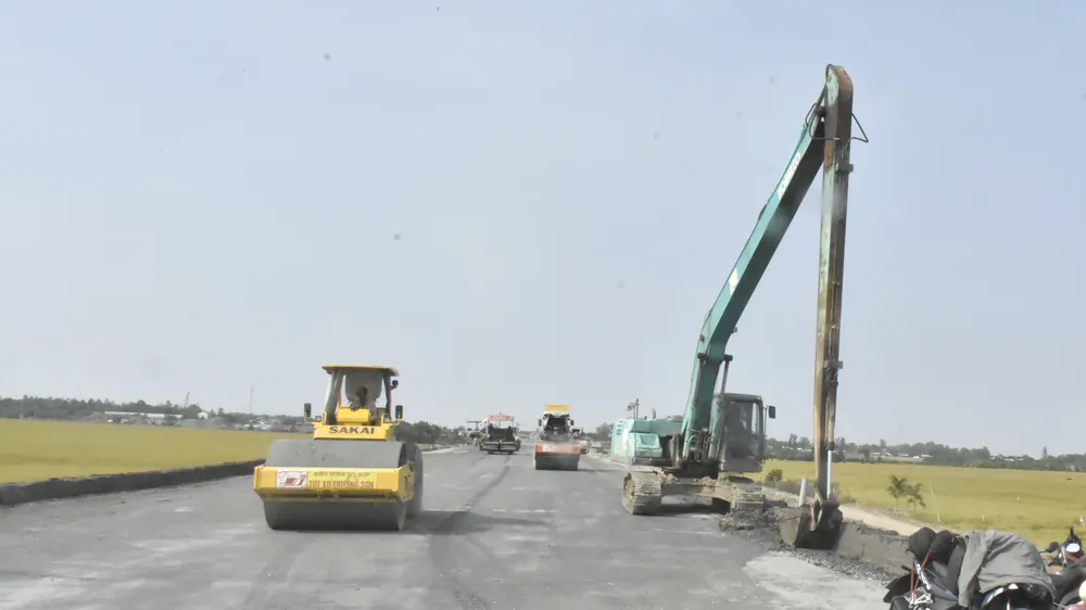 Máy móc, phương tiện thi công cao tốc Châu Đốc - Cần Thơ - Sóc Trăng, đoạn qua địa bàn An Giang