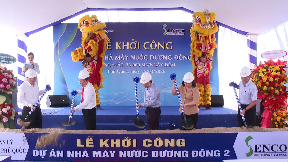 Các đại biểu thực hiện nghi thức khởi công