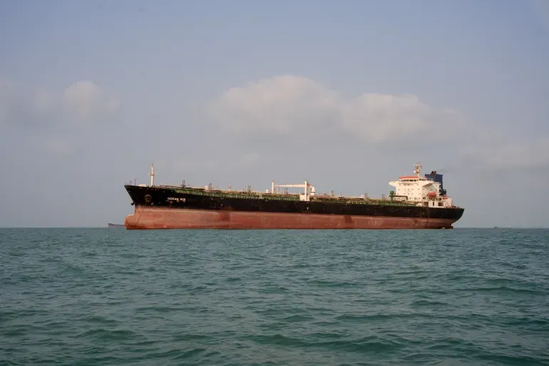 Tàu chở dầu mỏ đang neo đậu tại eo biển Hormuz. Ảnh: GETTY IMAGES