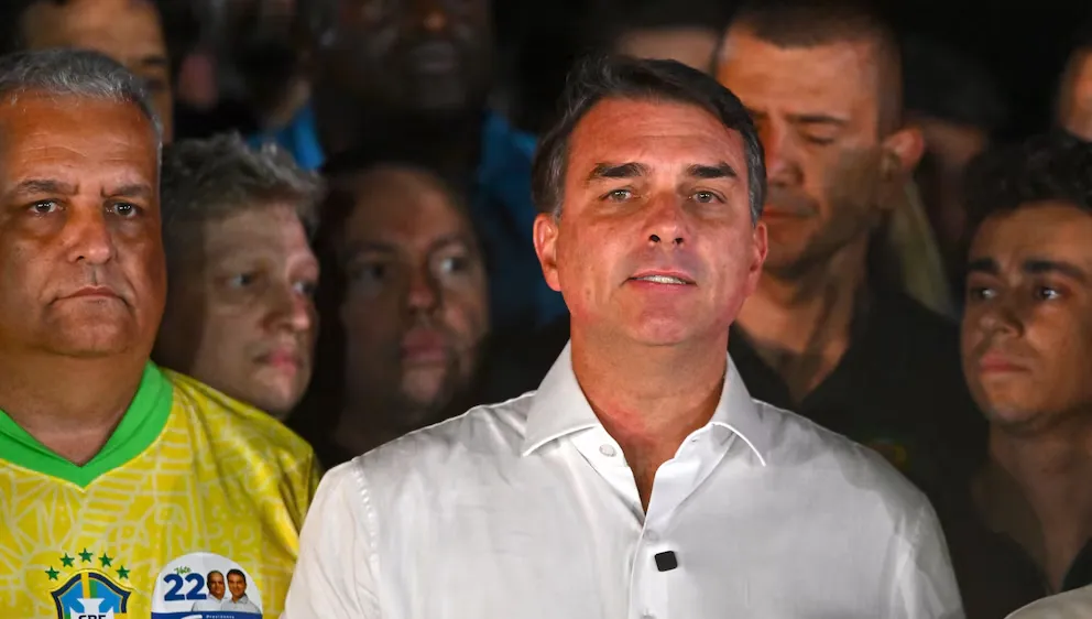 Thượng nghị sĩ Brazil Flávio Bolsonaro cùng gia đình bay đến Ecuador
