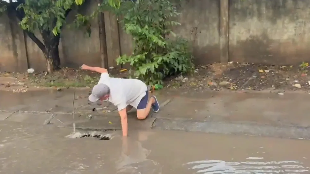 Dùng tay vớt rác, khai thông dòng chảy