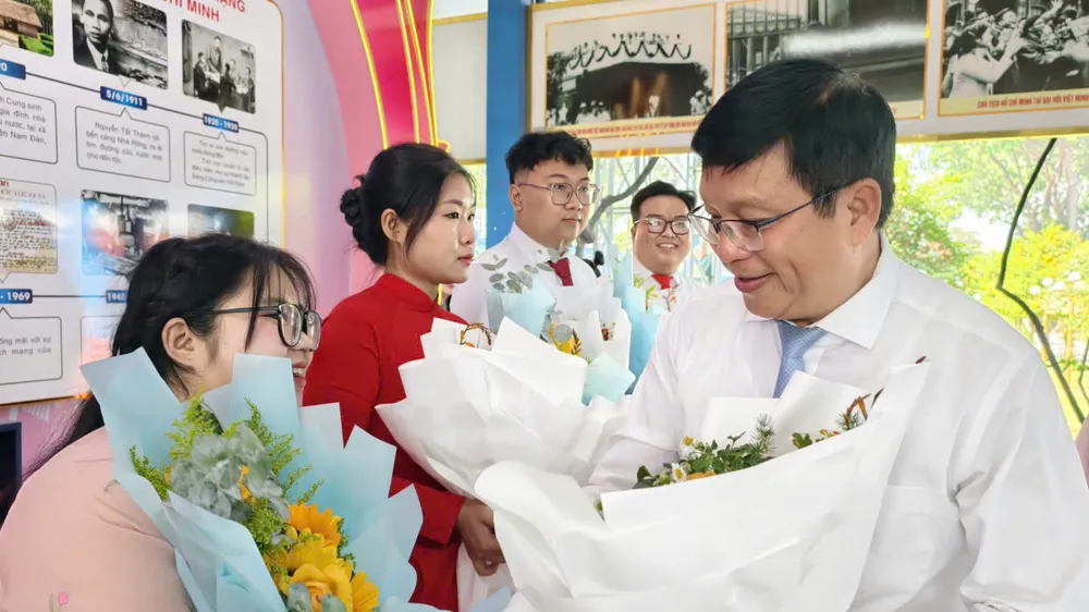 Tự hào đứng vào hàng ngũ của Đảng 