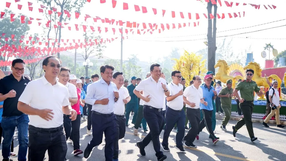 Hơn 1.200 người tham dự Ngày chạy Olympic tại phường Tân Uyên