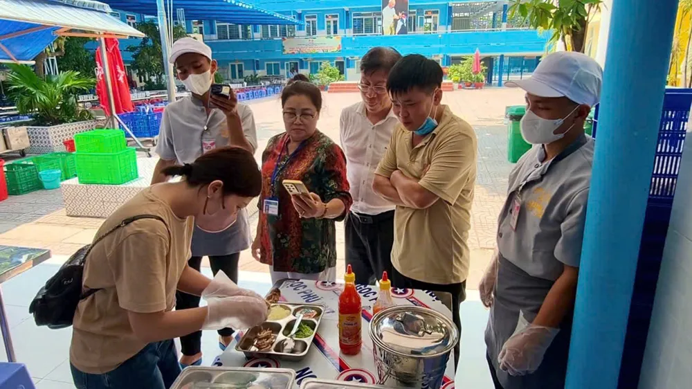 Công khai số điện thoại hiệu trưởng để tiếp nhận phản ánh lạm thu, dạy thêm