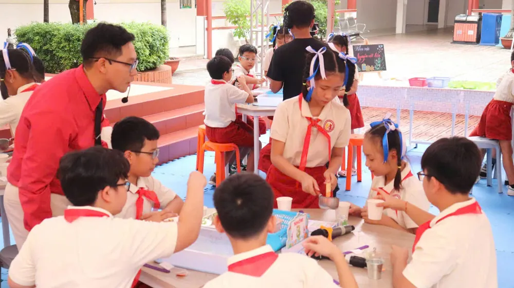 Học sinh lớp 5 ứng dụng AI làm nến thơm ngay trong tiết khoa học