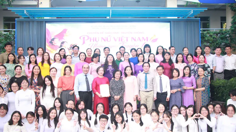 Gần 2.000 học sinh được nguyên Phó Chủ tịch nước Trương Mỹ Hoa truyền lửa