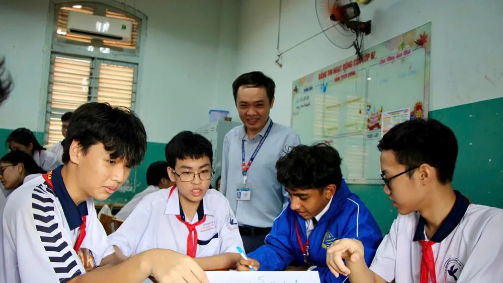 Học sinh Singapore thích thú trải nghiệm tiết học cùng học sinh TPHCM