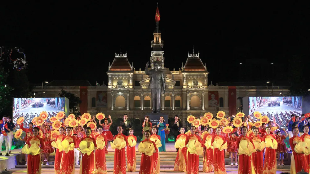 Chương trình biểu diễn nghệ thuật chào mừng các ngày lễ lớn diễn ra trên phố đi bộ Nguyễn Huệ, quận 1. Ảnh: DŨNG PHƯƠNG
