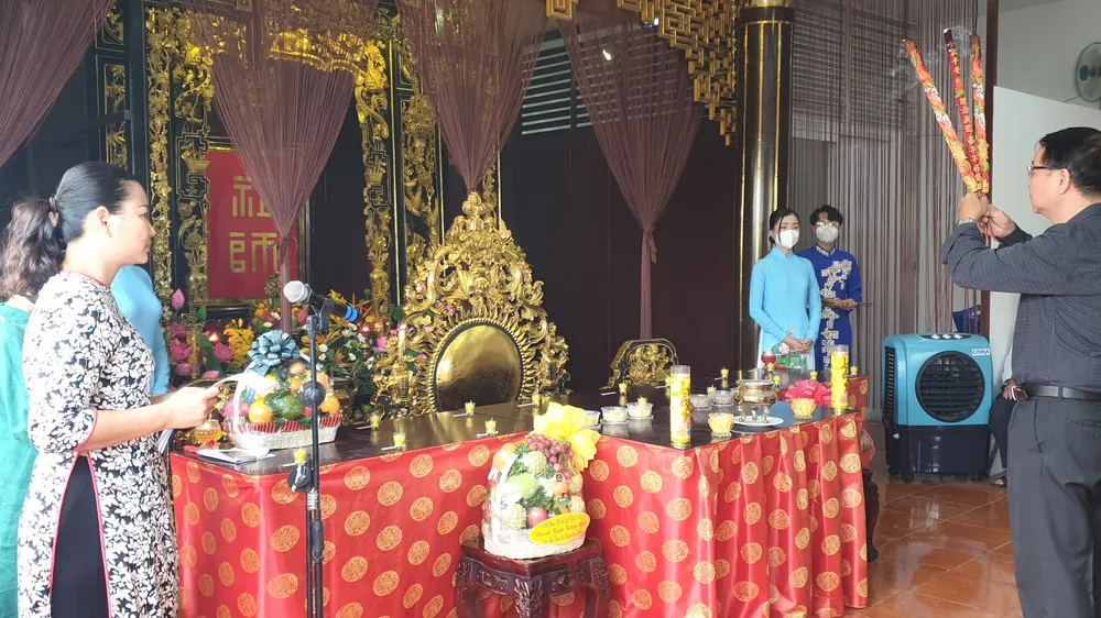 Đạo diễn Tôn Thất Cần, Phó Chủ tịch Hội Sân khấu TPHCM dâng hương Tổ nghiệp
