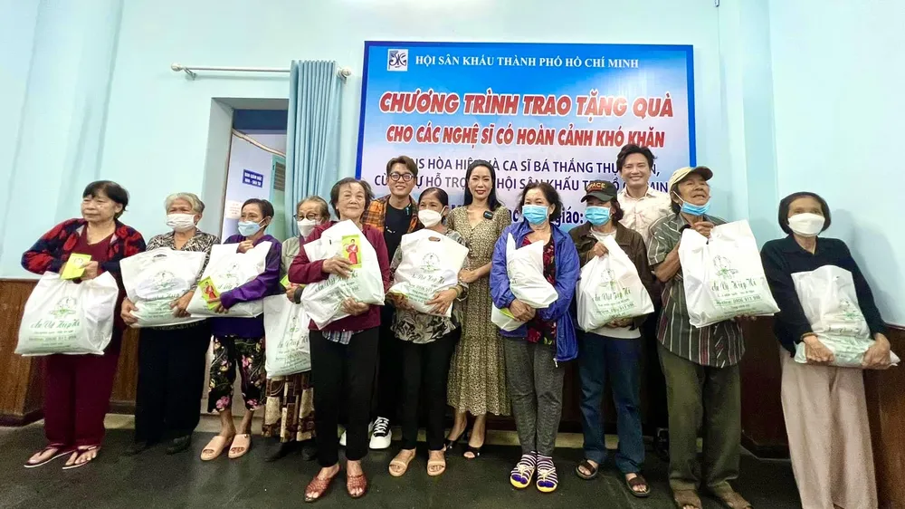 Trao tặng quà cho nghệ sĩ nghèo