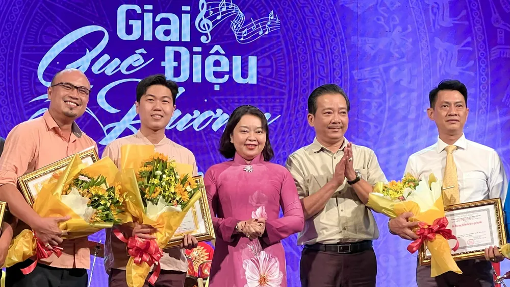 Trao giải nhất chương trình cho 3 đơn vị TTVH quận 1, quận 4 và quận 5